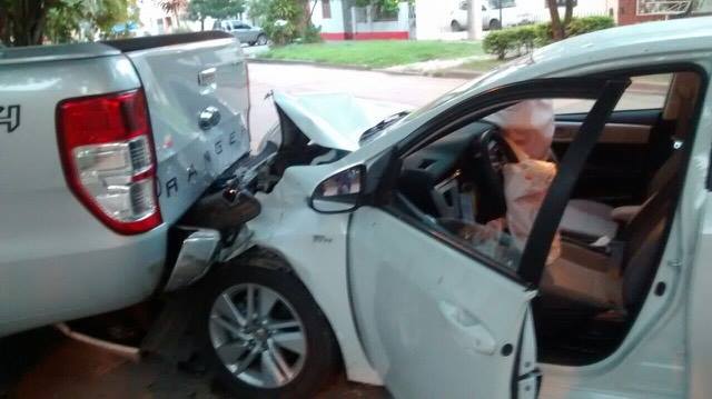 Chocó una camioneta estacionada e hizo un boquete a la pieza de unos abuelos
