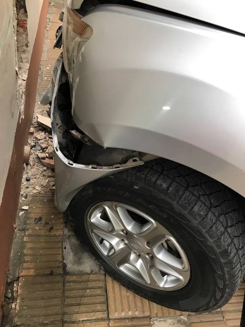 Chocó una camioneta estacionada e hizo un boquete a la pieza de unos abuelos