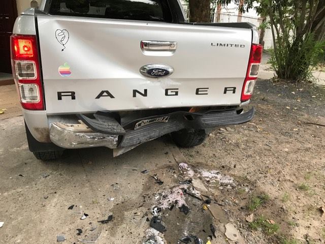Chocó una camioneta estacionada e hizo un boquete a la pieza de unos abuelos