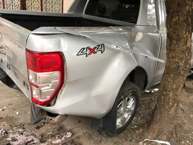 Chocó una camioneta estacionada e hizo un boquete a la pieza de unos abuelos