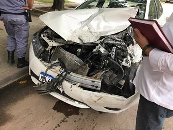 Chocó una camioneta estacionada e hizo un boquete a la pieza de unos abuelos