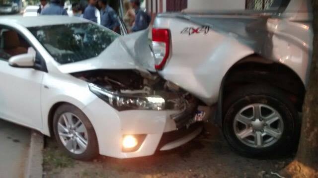 Chocó una camioneta estacionada e hizo un boquete a la pieza de unos abuelos
