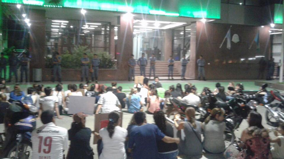 Mascoteros hicieron una sentada frente a Casa de Gobierno por la desaparición de dos perritos