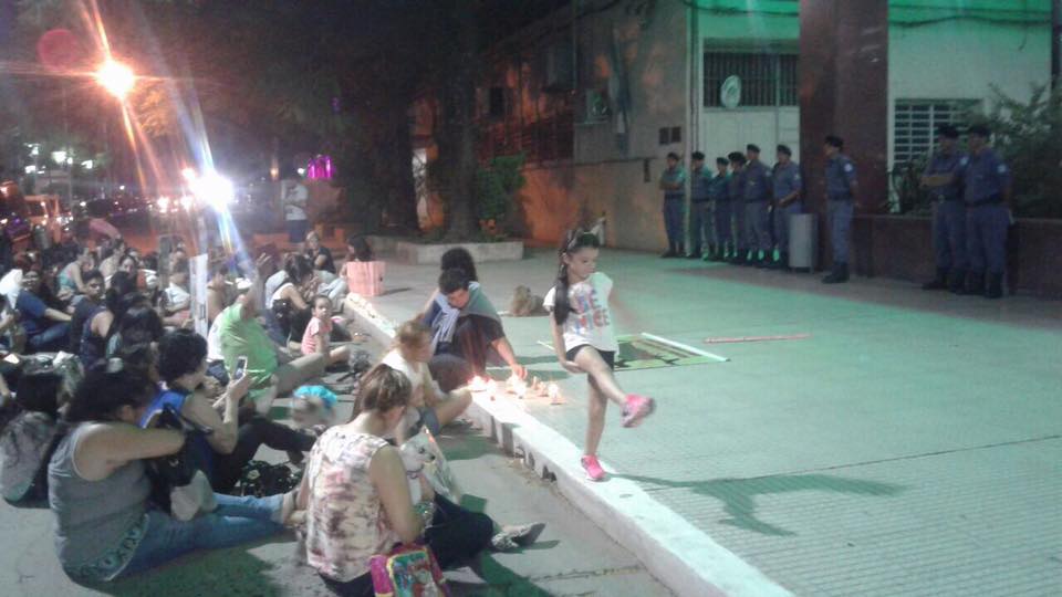 Mascoteros hicieron una sentada frente a Casa de Gobierno por la desaparición de dos perritos