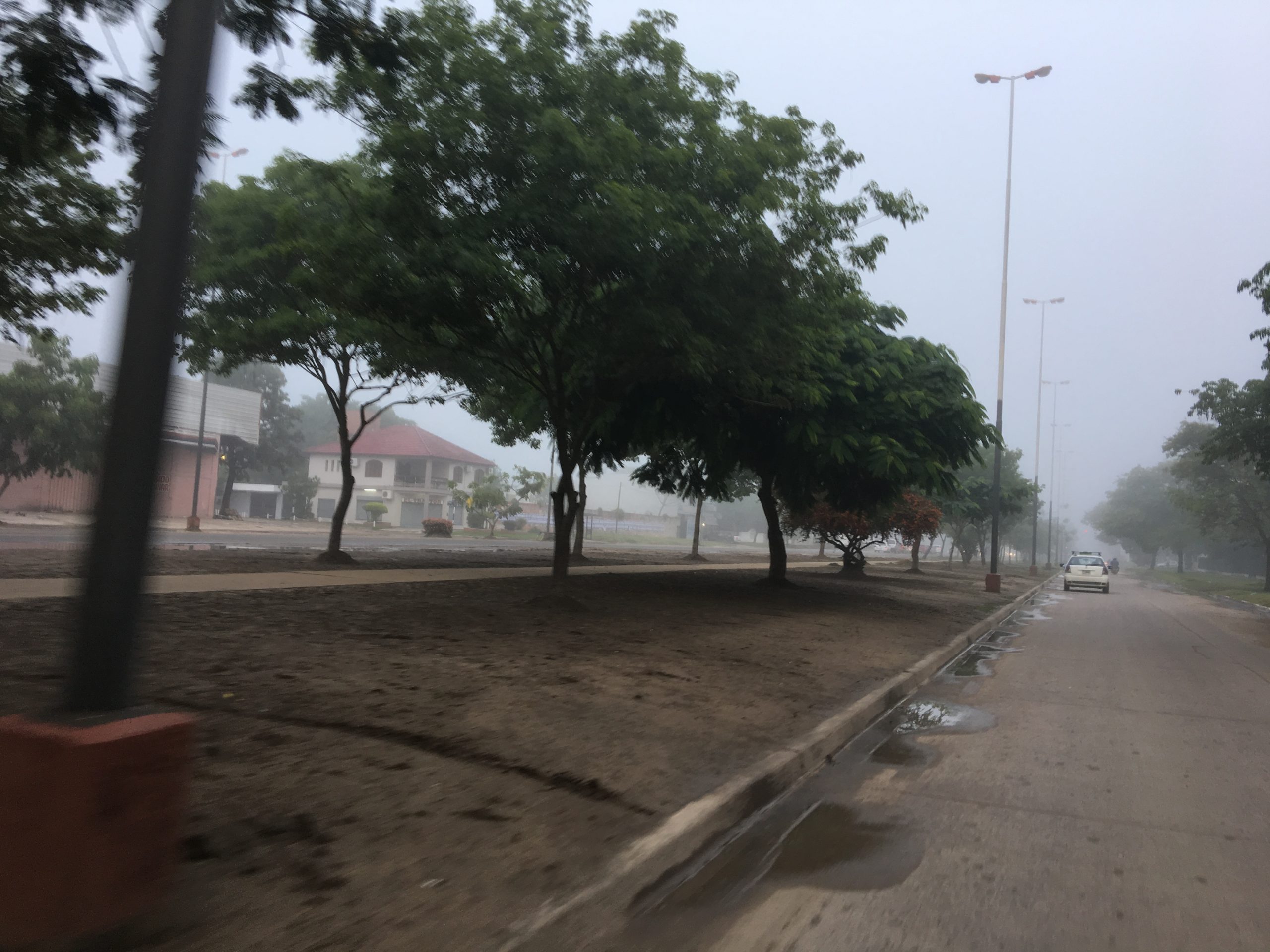 #6A / Actividad privada trabaja, administracion pública adhiere al paro