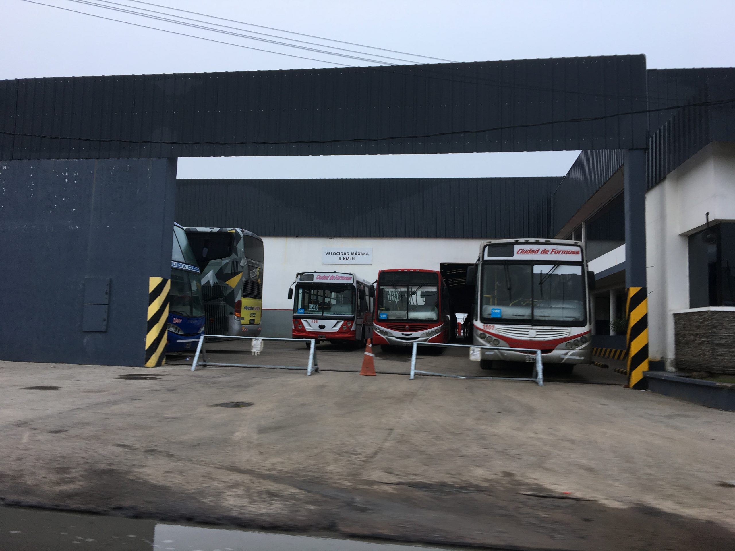 #6A / Actividad privada trabaja, administracion pública adhiere al paro