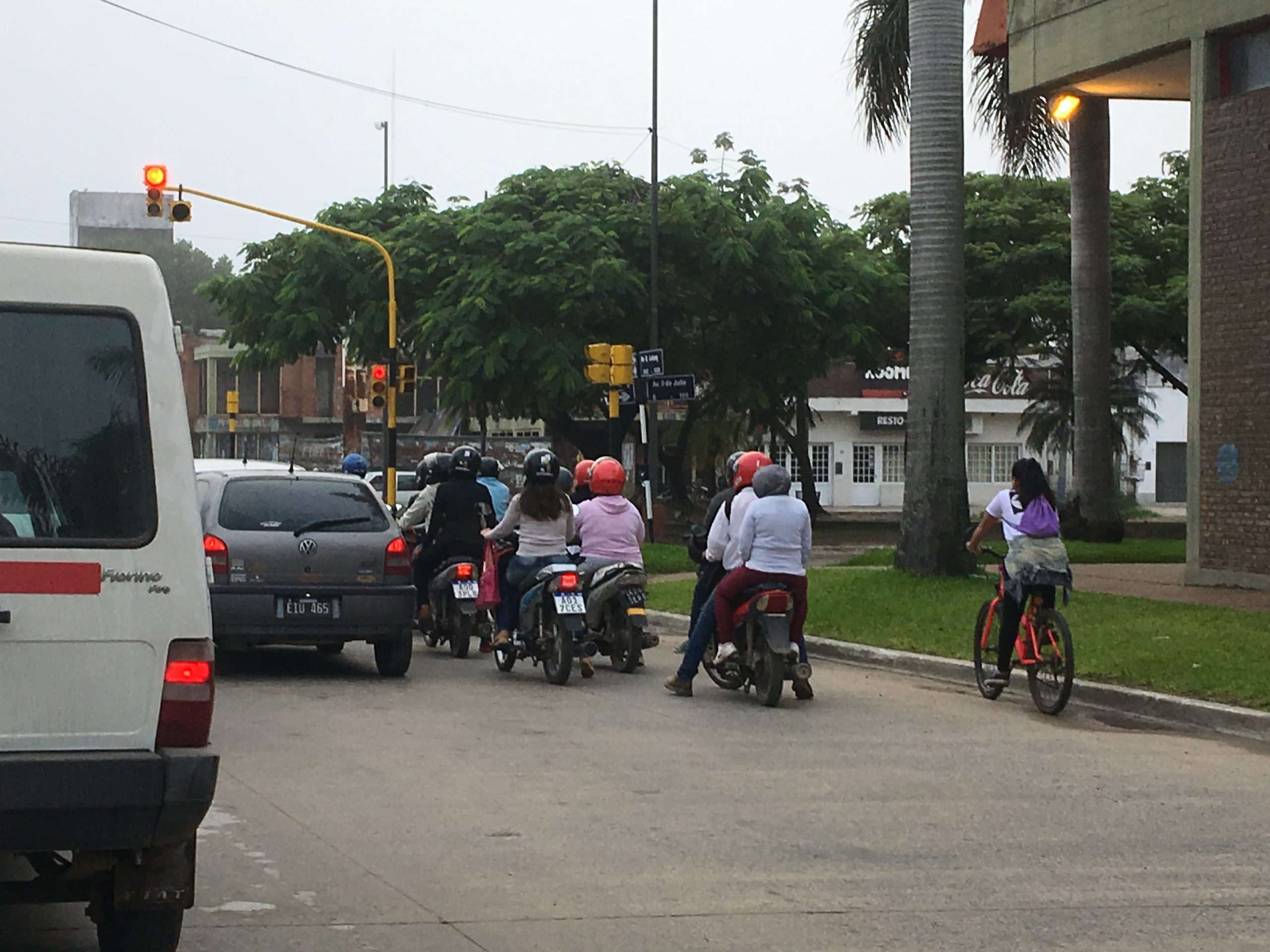#6A / Actividad privada trabaja, administracion pública adhiere al paro