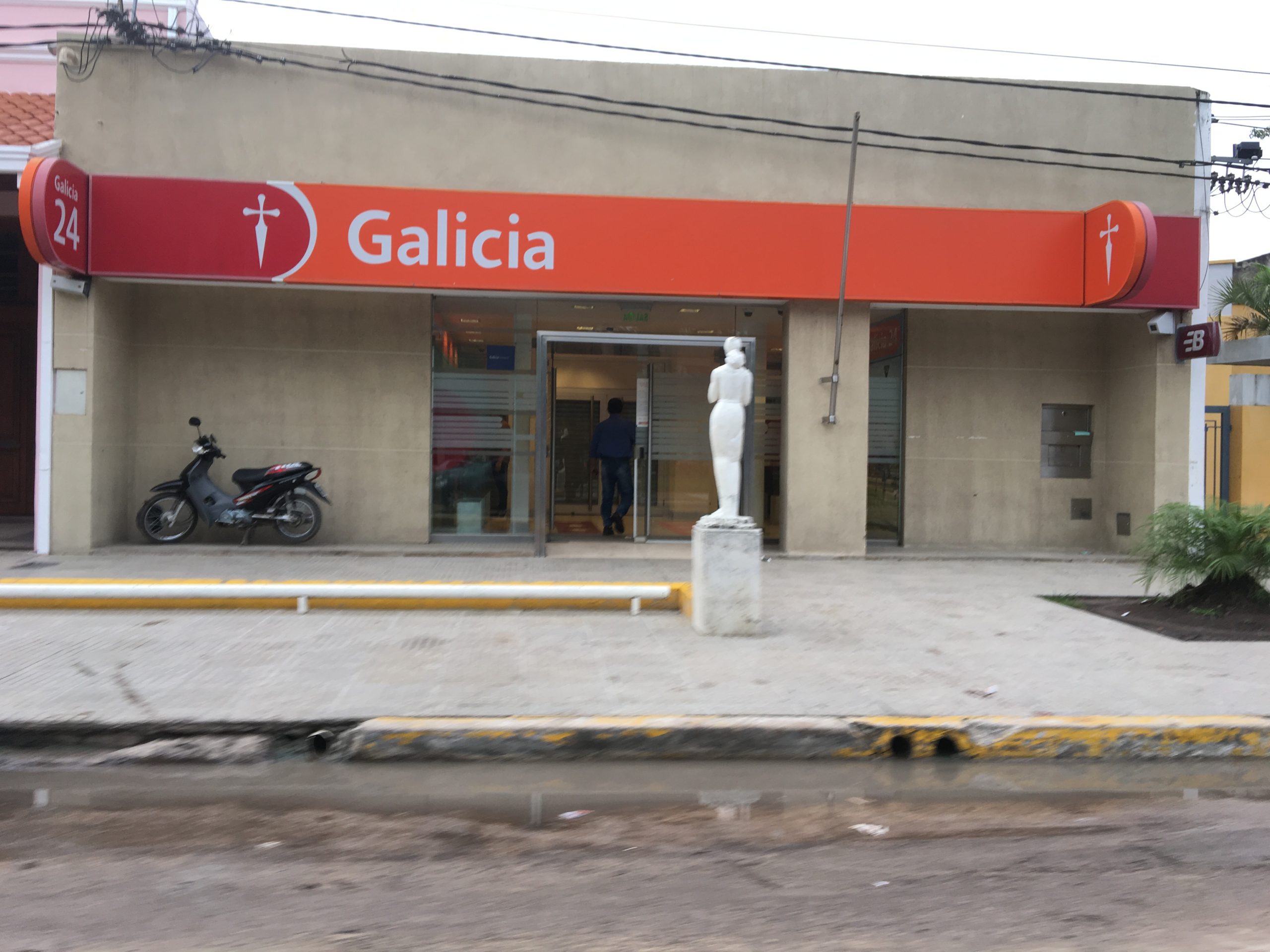 #6A / Actividad privada trabaja, administracion pública adhiere al paro