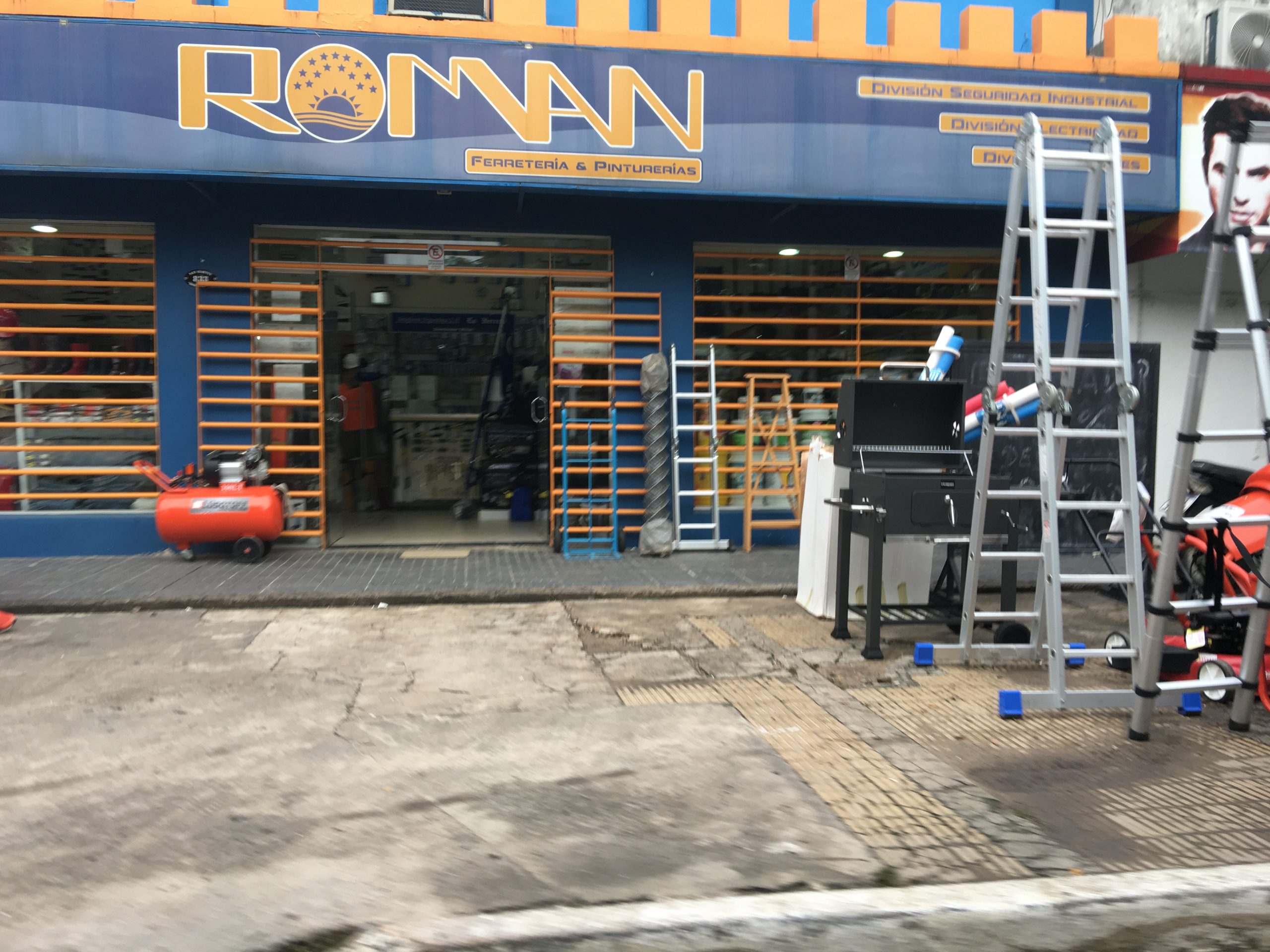 #6A / Actividad privada trabaja, administracion pública adhiere al paro