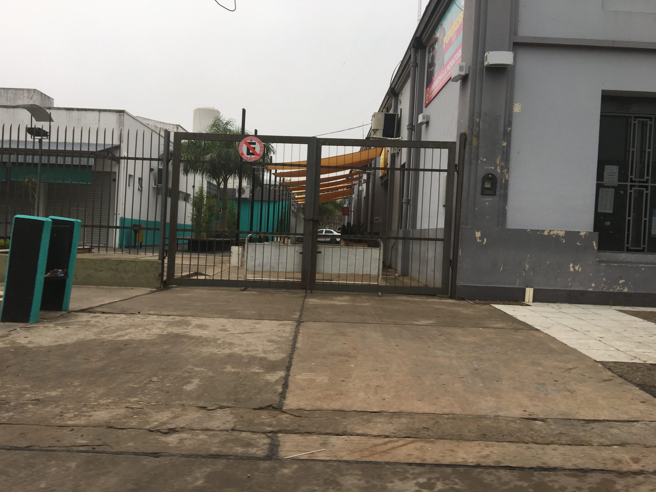 #6A / Actividad privada trabaja, administracion pública adhiere al paro