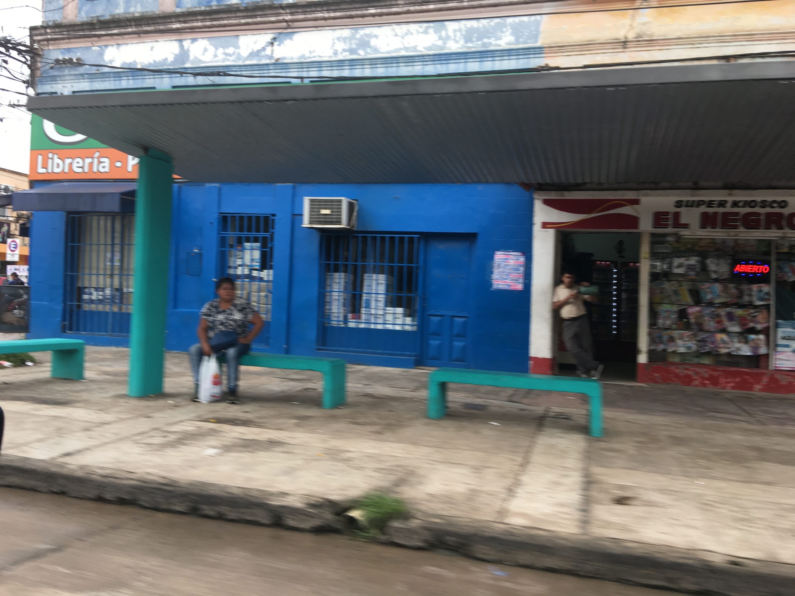 #6A / Actividad privada trabaja, administracion pública adhiere al paro