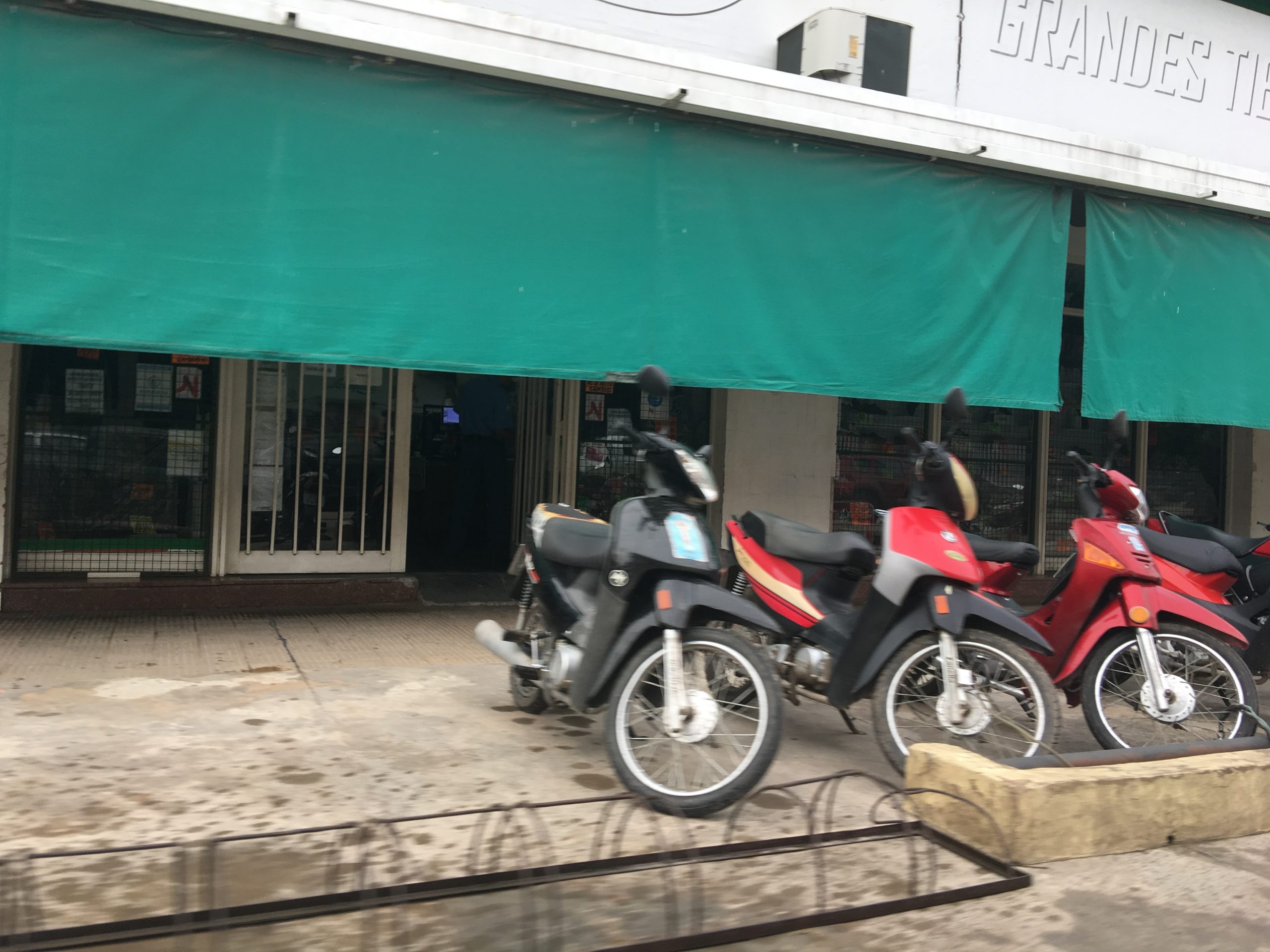 #6A / Actividad privada trabaja, administracion pública adhiere al paro