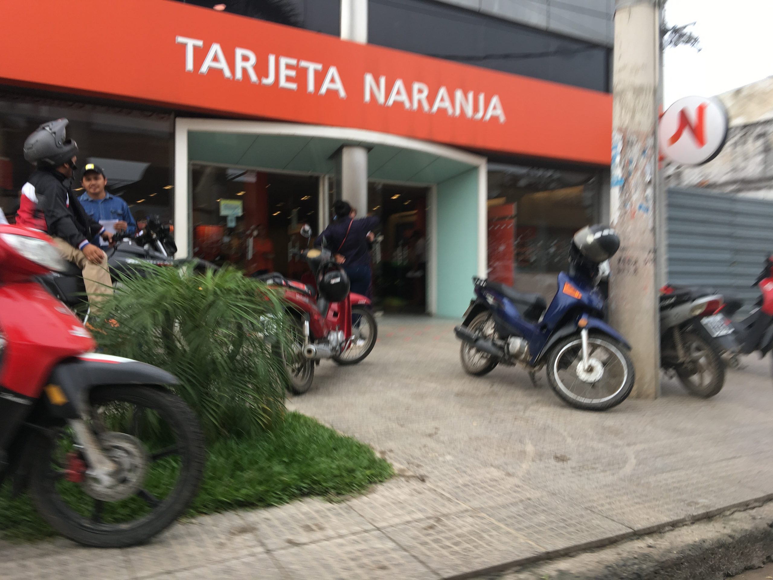 #6A / Actividad privada trabaja, administracion pública adhiere al paro