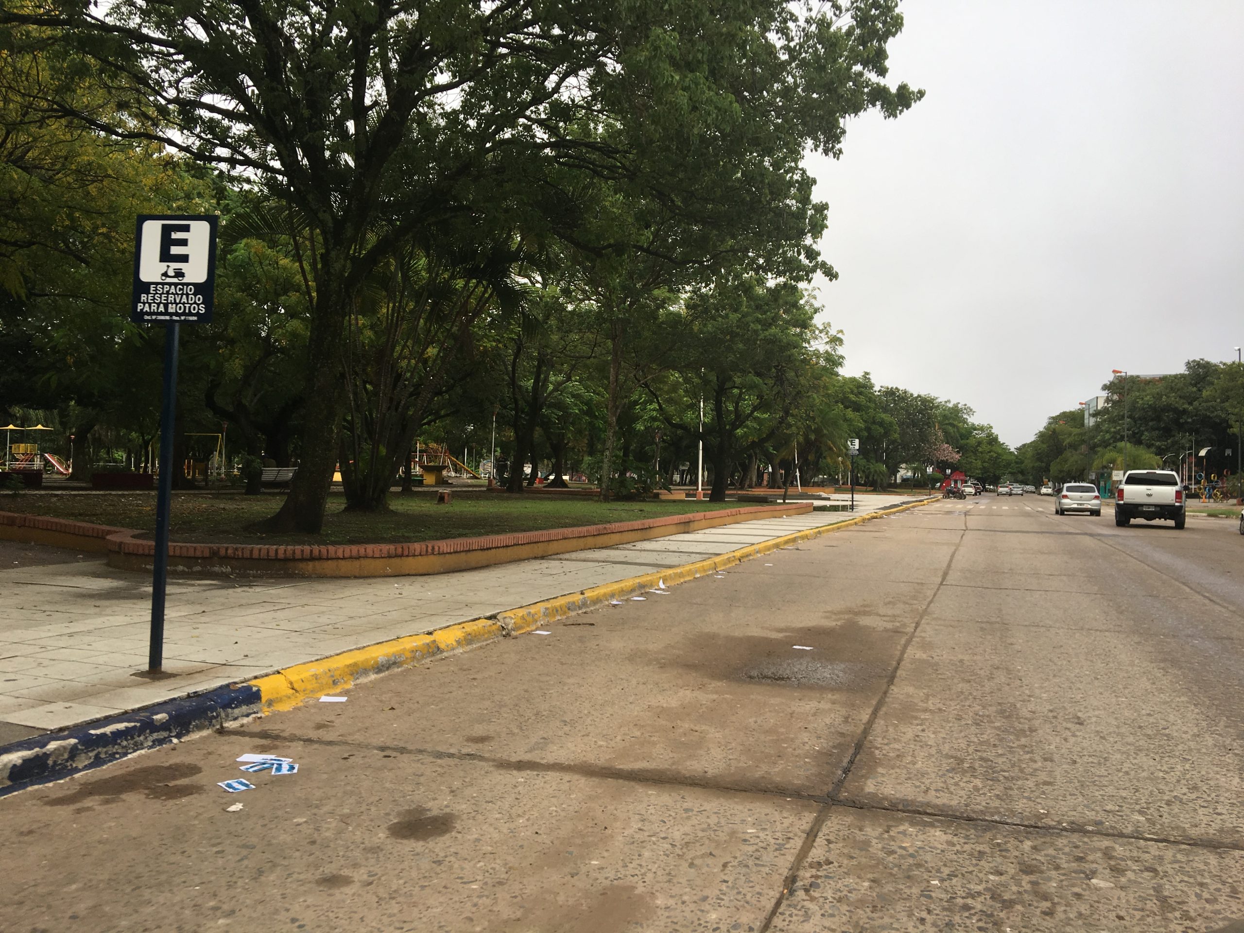 #6A / Actividad privada trabaja, administracion pública adhiere al paro