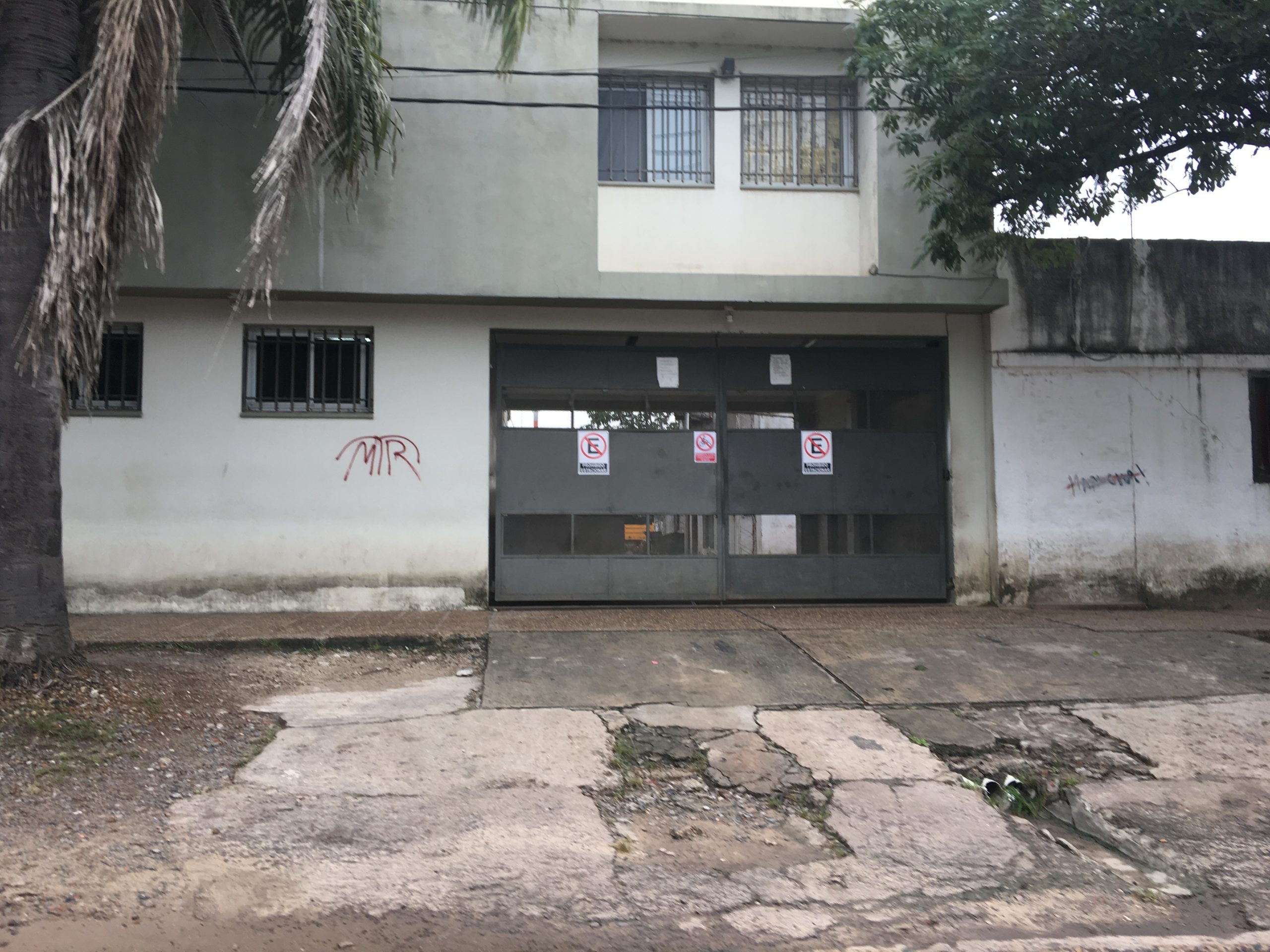 #6A / Actividad privada trabaja, administracion pública adhiere al paro