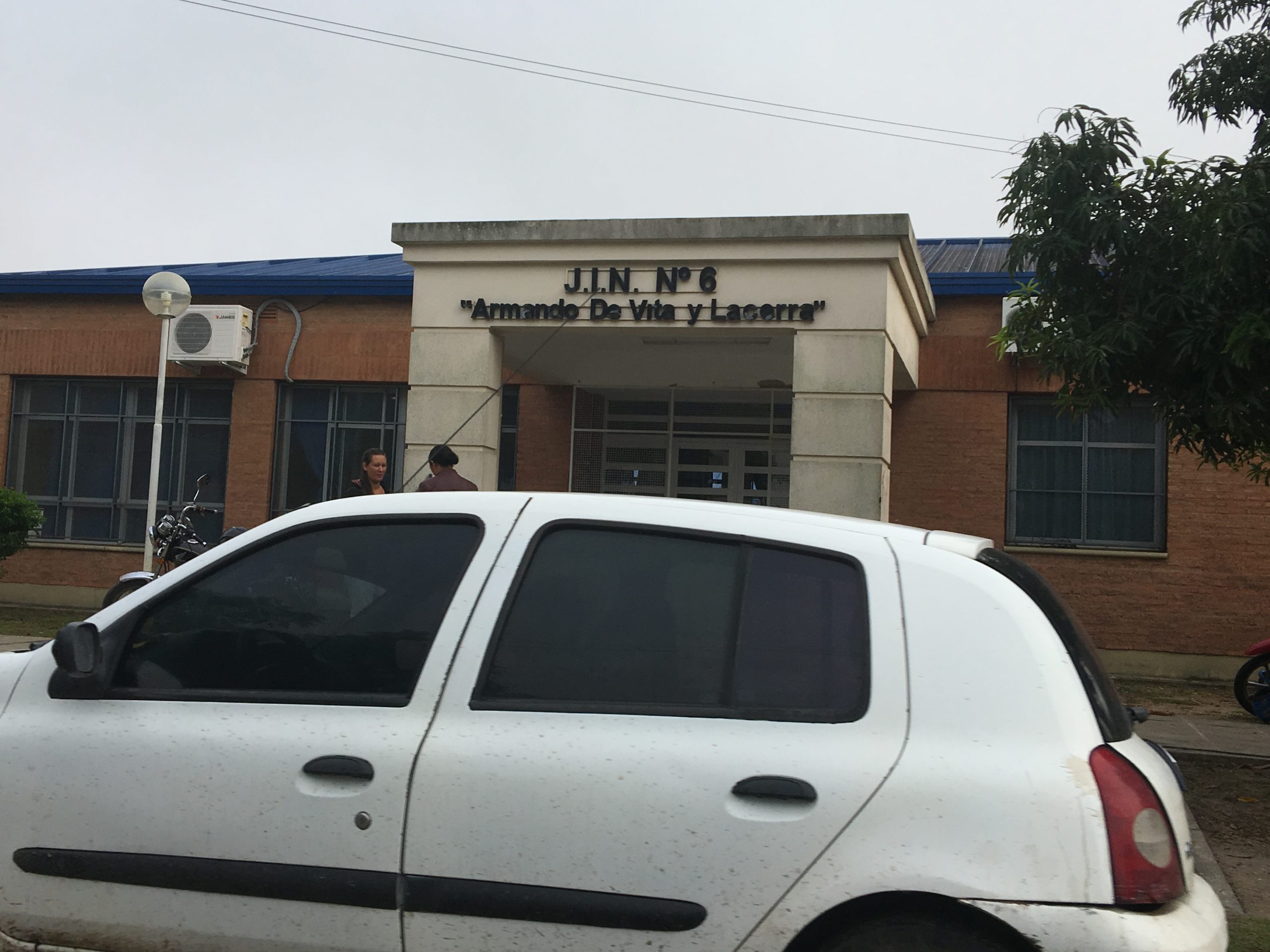 #6A / Actividad privada trabaja, administracion pública adhiere al paro