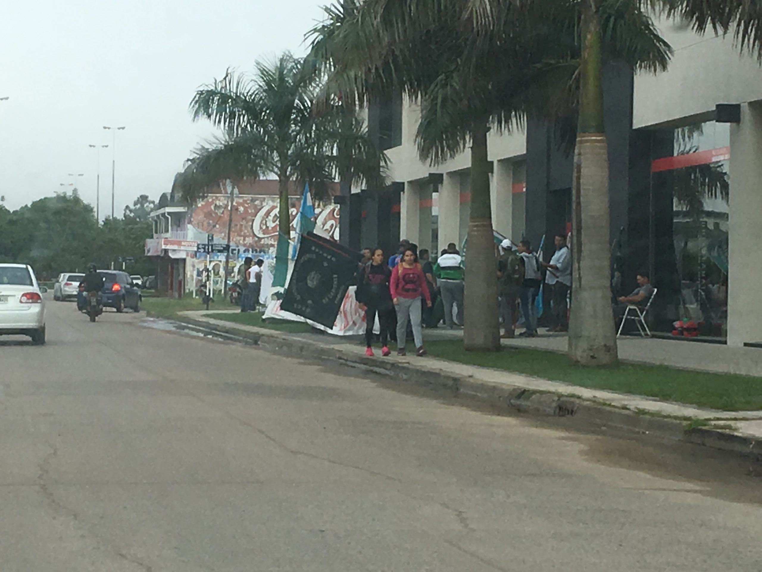 #6A / Actividad privada trabaja, administracion pública adhiere al paro