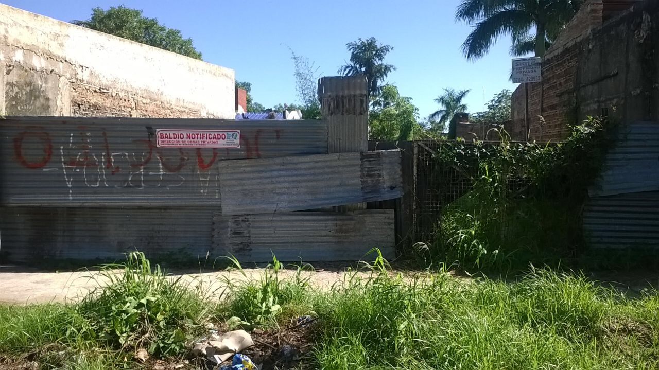 La Municipalidad intima a propietarios de terrenos baldíos sucios y autos abandonados en la vía pública