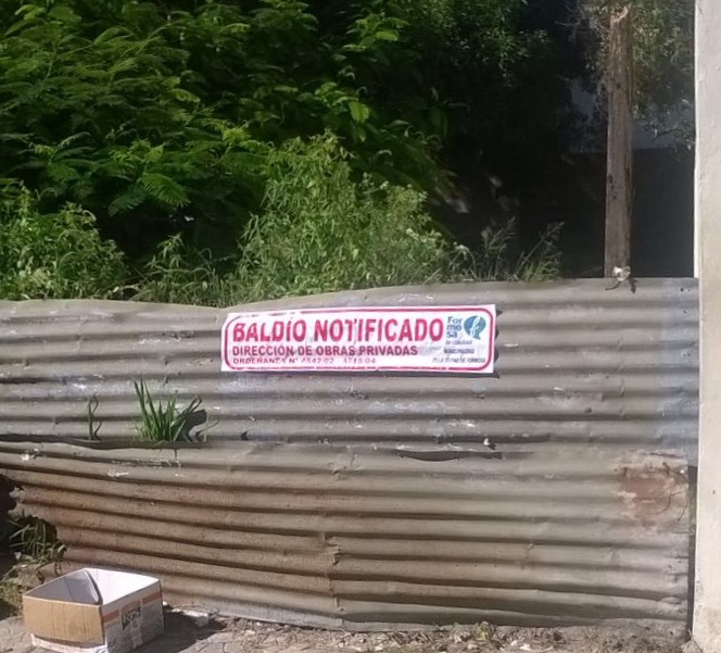 La Municipalidad intima a propietarios de terrenos baldíos sucios y autos abandonados en la vía pública