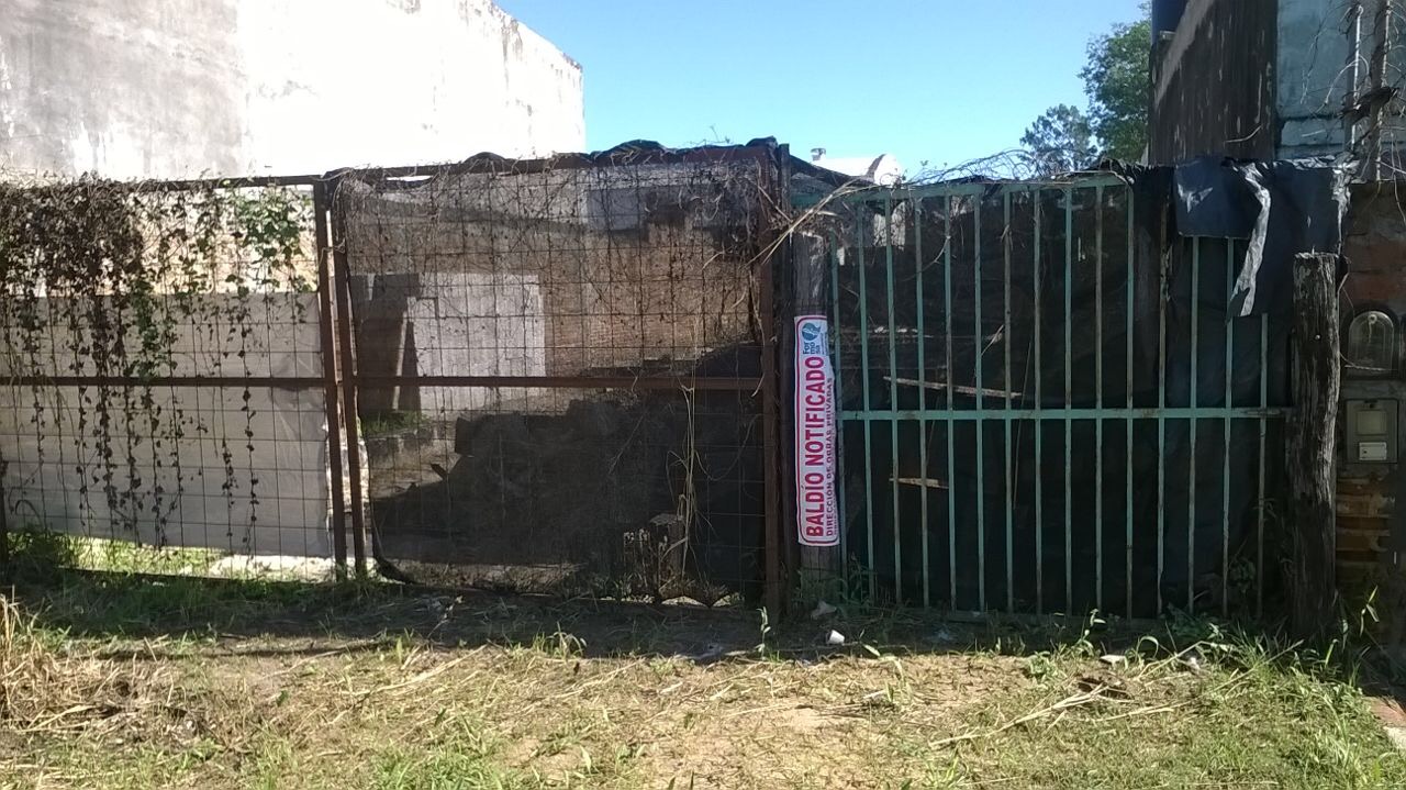 La Municipalidad intima a propietarios de terrenos baldíos sucios y autos abandonados en la vía pública