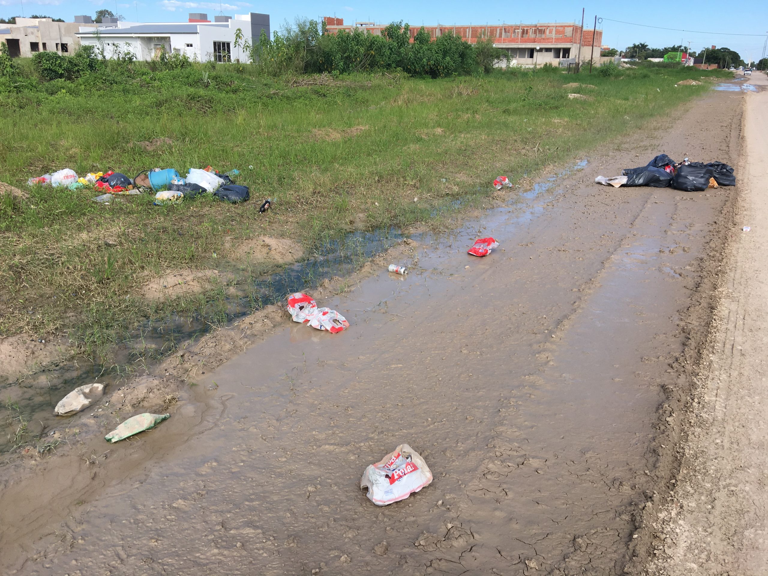 Domingo en el barrio Villa Hermosa: municipales y cooperativistas limpian cunetas; mañana se pronostican lluvias