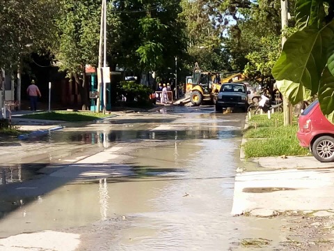 Otro caño de Aguas de Formosa roto en el centro