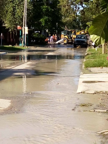 Otro caño de Aguas de Formosa roto en el centro