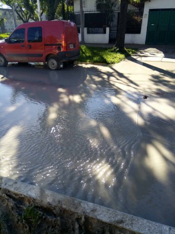 Otro caño de Aguas de Formosa roto en el centro