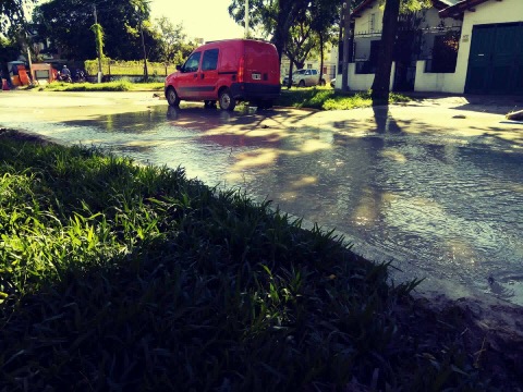 Otro caño de Aguas de Formosa roto en el centro