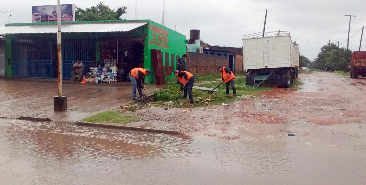Soldados del RIM 29 ayudan a inundados del barrio San Agustín. Datos de lluvia caída, pueblo por pueblo