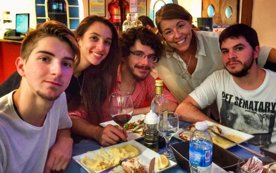 De terror!!.. mientras estaba en el cine mirando un film estreno de su hijo, le robaban en su casa