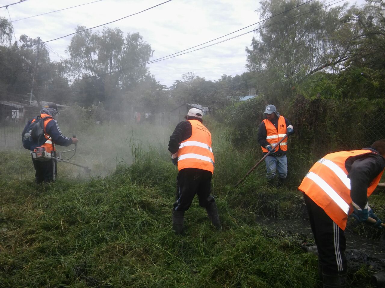 Domingo en el barrio Villa Hermosa: municipales y cooperativistas limpian cunetas; mañana se pronostican lluvias