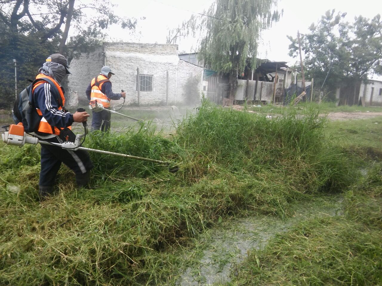 Domingo en el barrio Villa Hermosa: municipales y cooperativistas limpian cunetas; mañana se pronostican lluvias