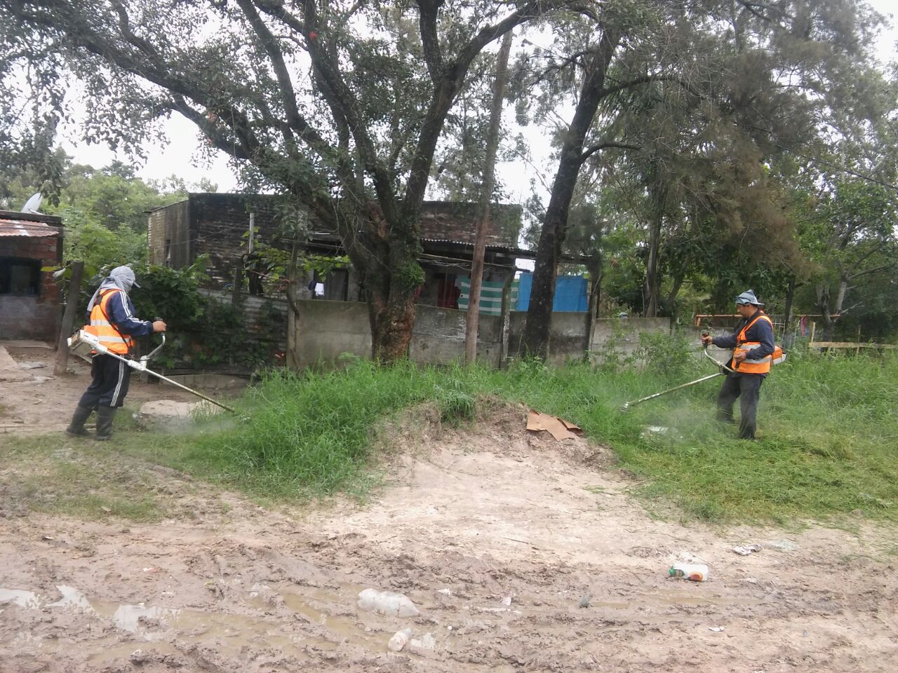 Domingo en el barrio Villa Hermosa: municipales y cooperativistas limpian cunetas; mañana se pronostican lluvias