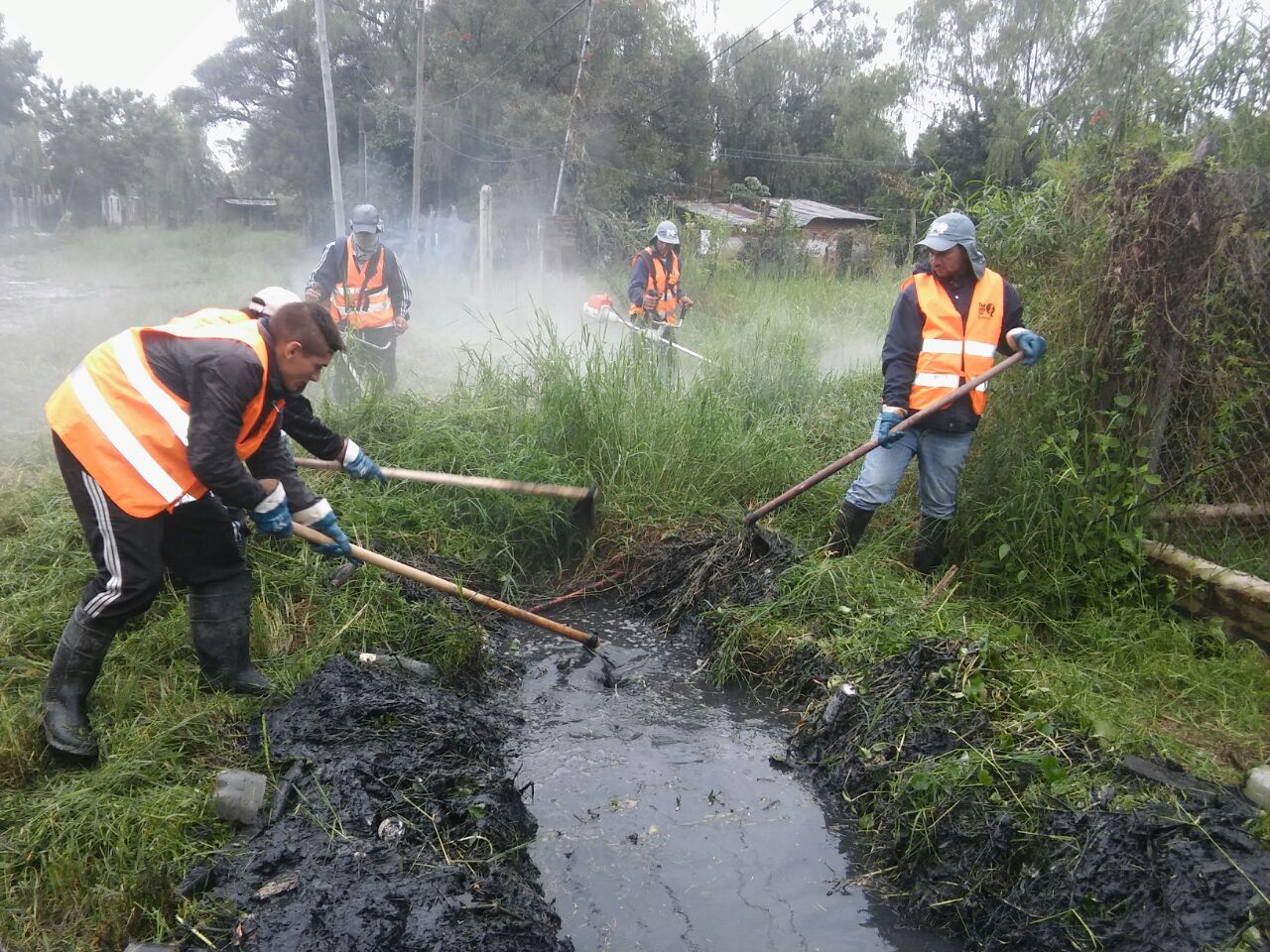 Domingo en el barrio Villa Hermosa: municipales y cooperativistas limpian cunetas; mañana se pronostican lluvias
