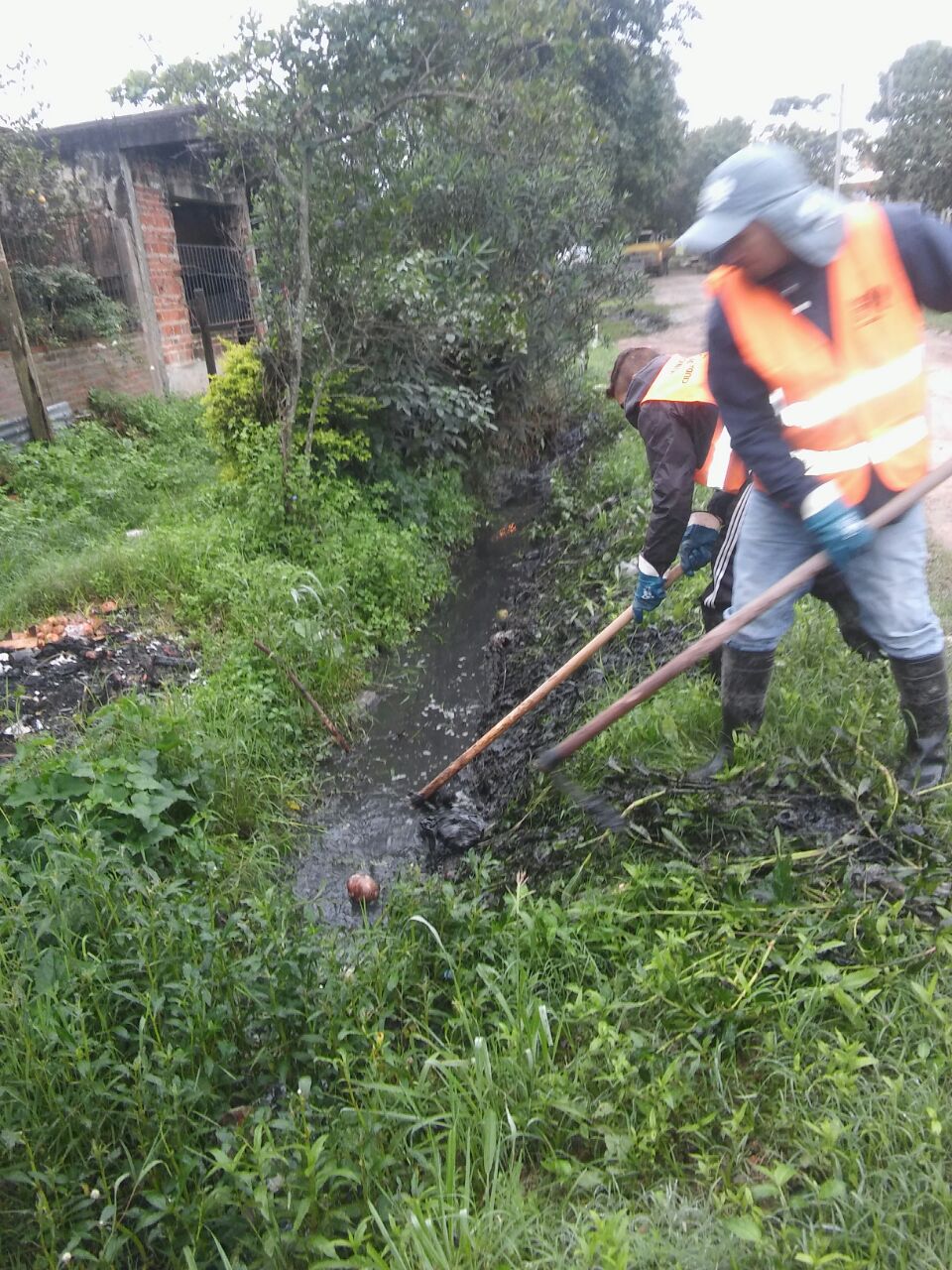Domingo en el barrio Villa Hermosa: municipales y cooperativistas limpian cunetas; mañana se pronostican lluvias