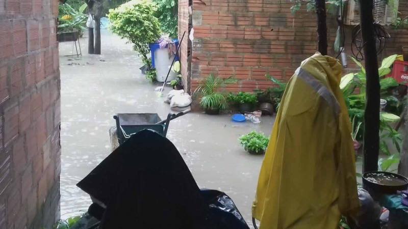 Soldados del RIM 29 ayudan a inundados del barrio San Agustín. Datos de lluvia caída, pueblo por pueblo