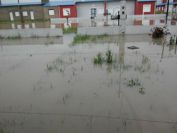 Soldados del RIM 29 ayudan a inundados del barrio San Agustín. Datos de lluvia caída, pueblo por pueblo