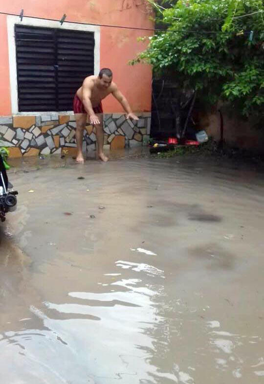 Soldados del RIM 29 ayudan a inundados del barrio San Agustín. Datos de lluvia caída, pueblo por pueblo