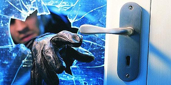 De terror!!.. mientras estaba en el cine mirando un film estreno de su hijo, le robaban en su casa