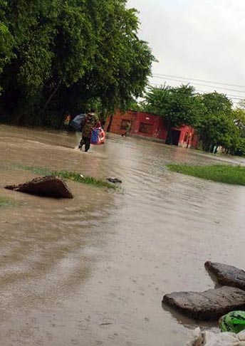 Soldados del RIM 29 ayudan a inundados del barrio San Agustín. Datos de lluvia caída, pueblo por pueblo