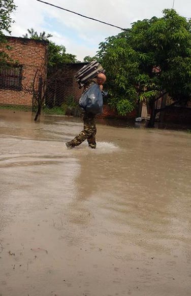 Soldados del RIM 29 ayudan a inundados del barrio San Agustín. Datos de lluvia caída, pueblo por pueblo