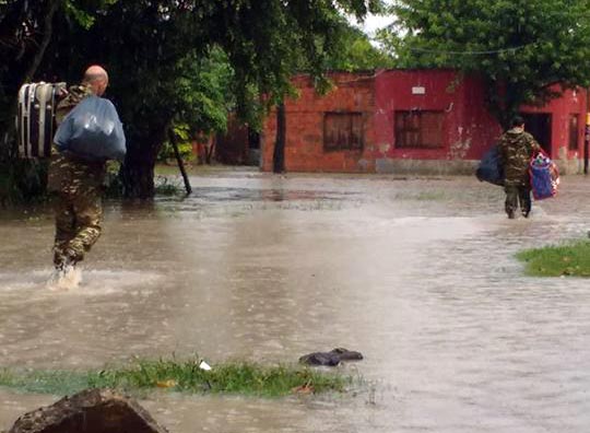 Soldados del RIM 29 ayudan a inundados del barrio San Agustín. Datos de lluvia caída, pueblo por pueblo