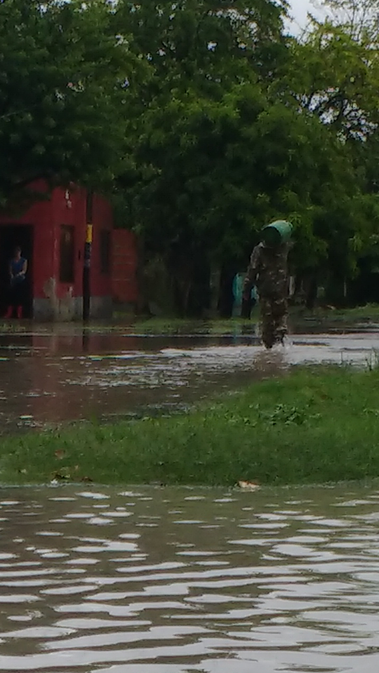 Soldados del RIM 29 ayudan a inundados del barrio San Agustín. Datos de lluvia caída, pueblo por pueblo