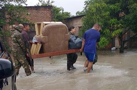 Soldados del RIM 29 ayudan a inundados del barrio San Agustín. Datos de lluvia caída, pueblo por pueblo