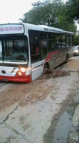 Quedó enterrado un micro urbano