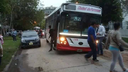 Quedó enterrado un micro urbano