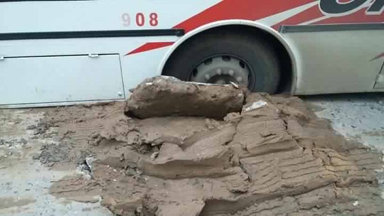 Quedó enterrado un micro urbano