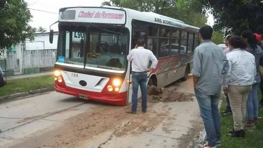 Quedó enterrado un micro urbano
