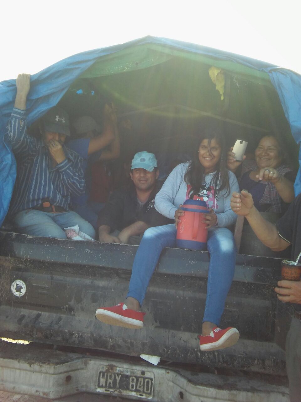 Vecinos de Mojón de Fierro limpian la ruta 2, de acceso al pueblo